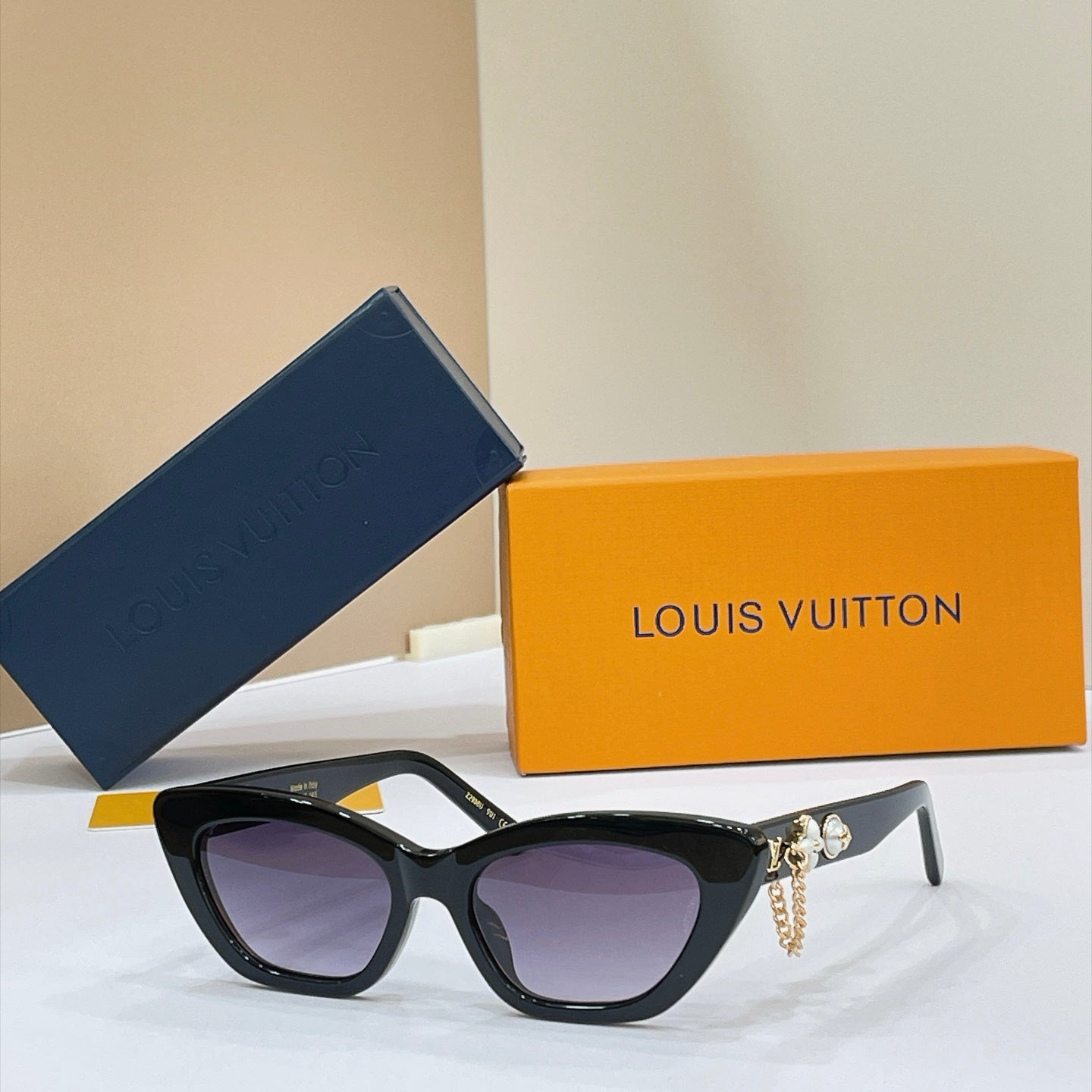 Louis Vuitton Sunglasses – Z2988U
