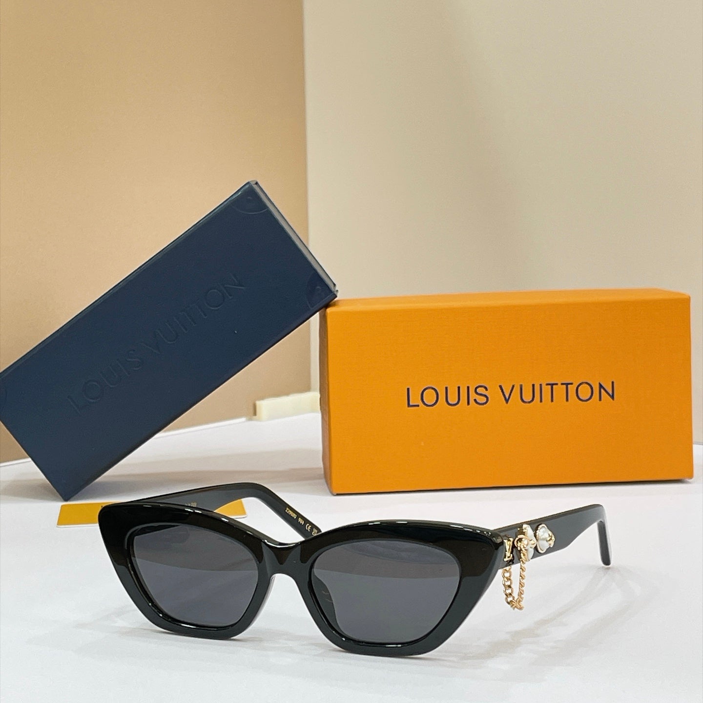 Louis Vuitton Sunglasses – Z2988U