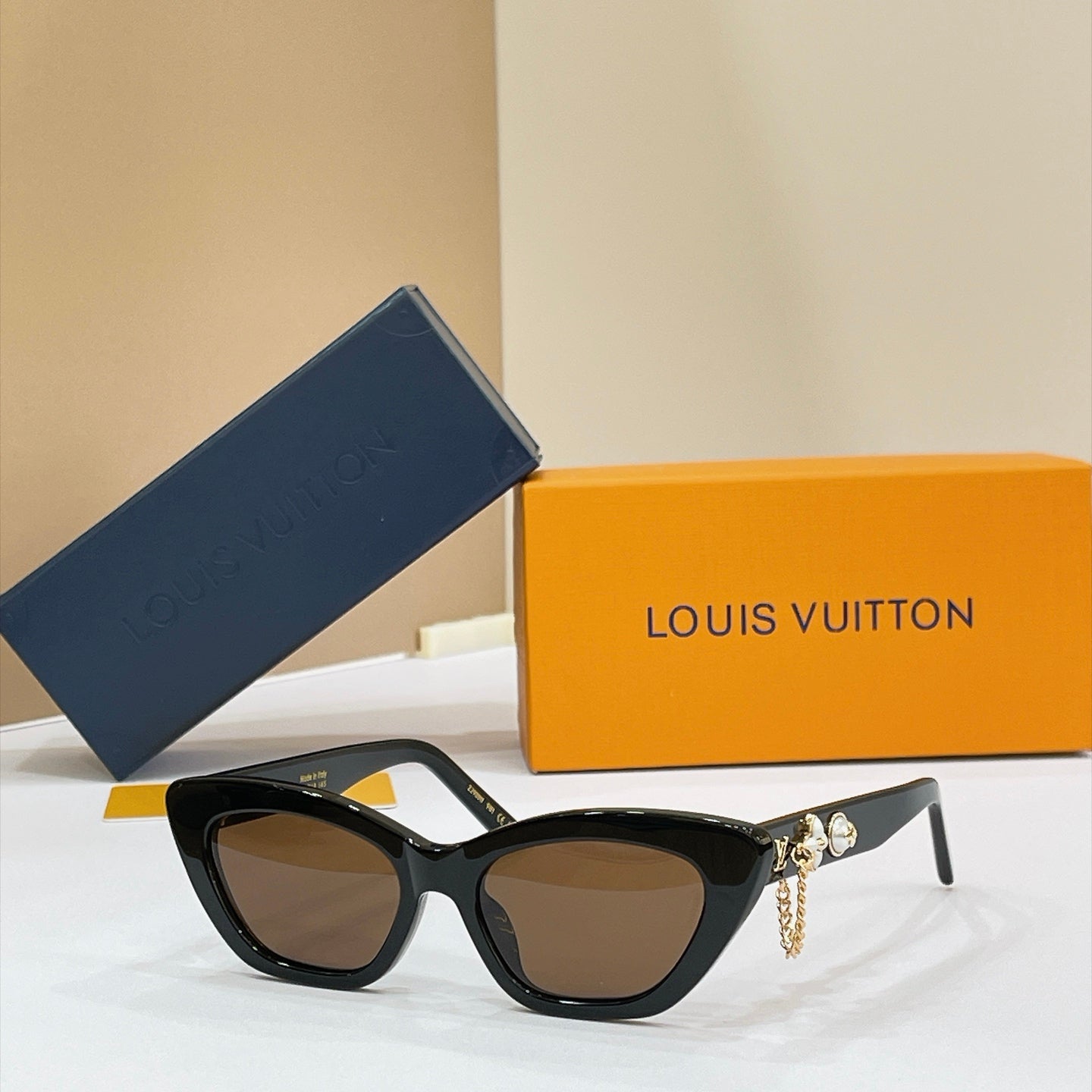 Louis Vuitton Sunglasses – Z2988U