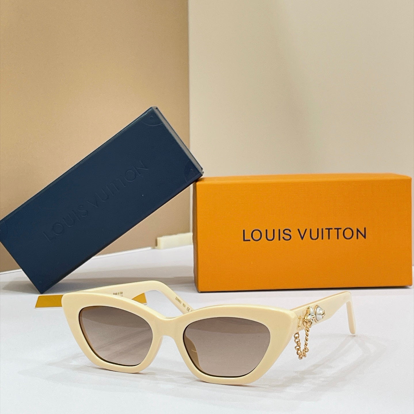 Louis Vuitton Sunglasses – Z2988U