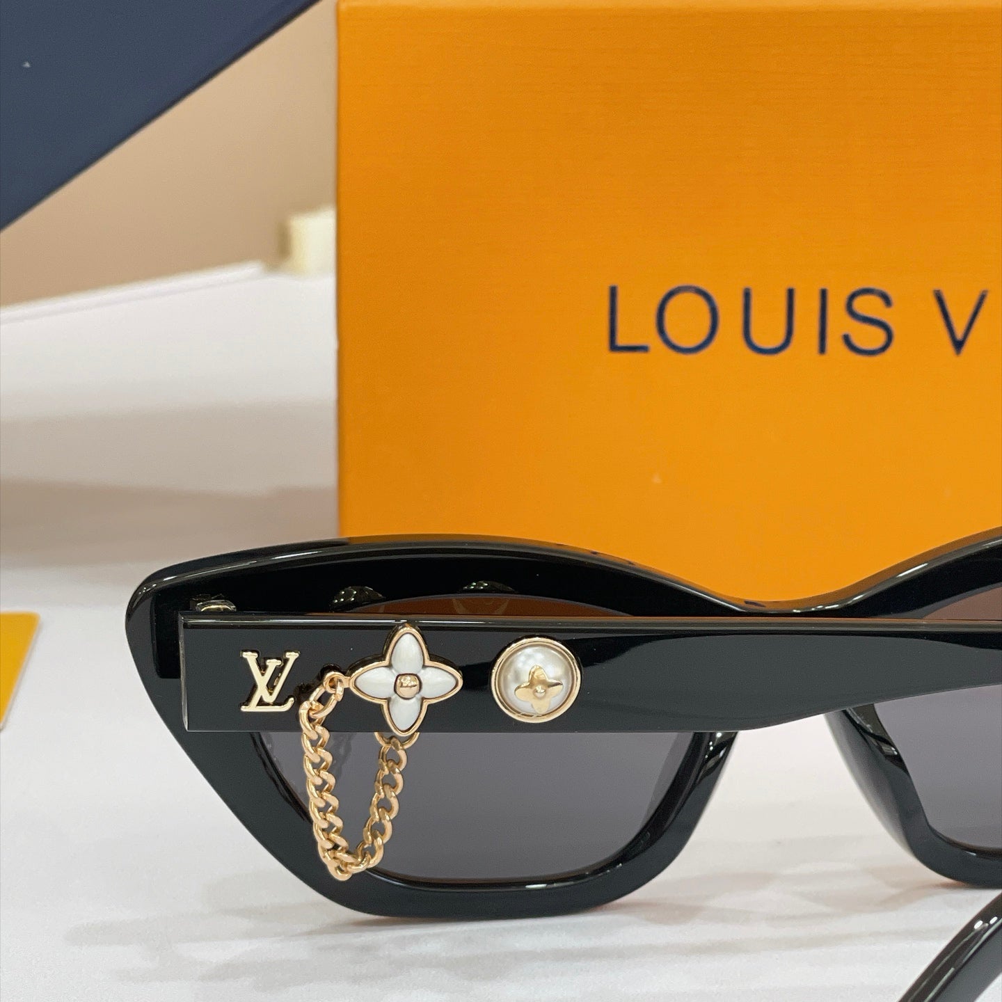Louis Vuitton Sunglasses – Z2988U
