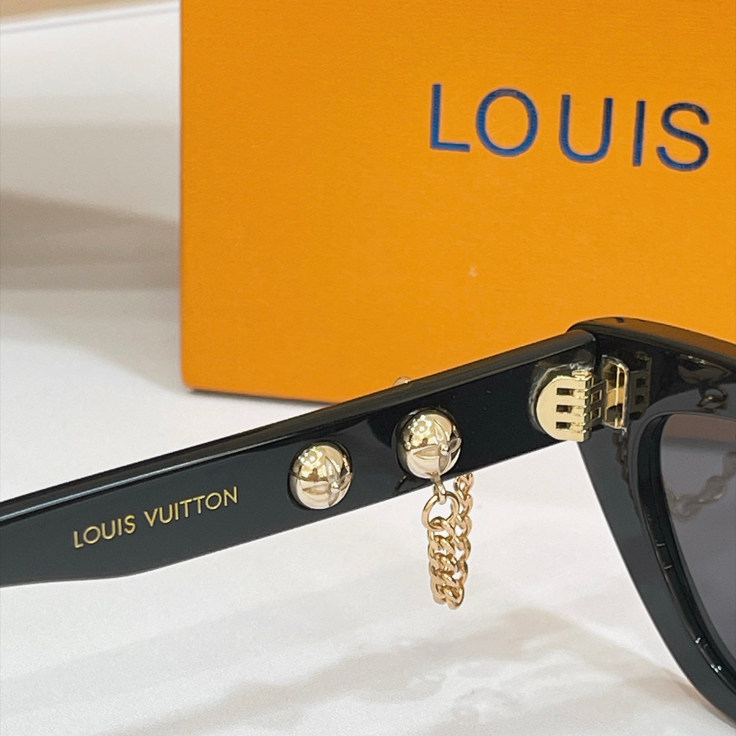 Louis Vuitton Sunglasses – Z2988U
