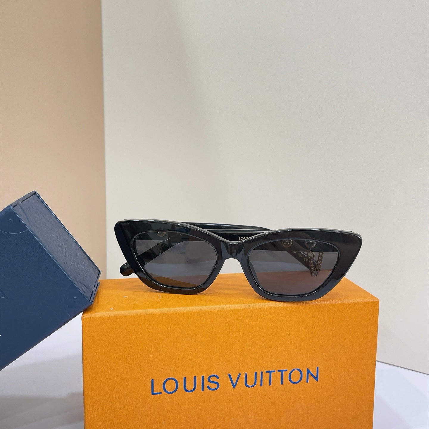 Louis Vuitton Sunglasses – Z2988U
